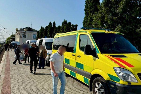У Ковелі зустріли евакуйованих жінок із Сумщини У пʼятницю 20 червня поліцейські Ковеля забезпечили безпечну зустріч евакуйованих жінок із Сумщини, які прибули потягом до Волині.