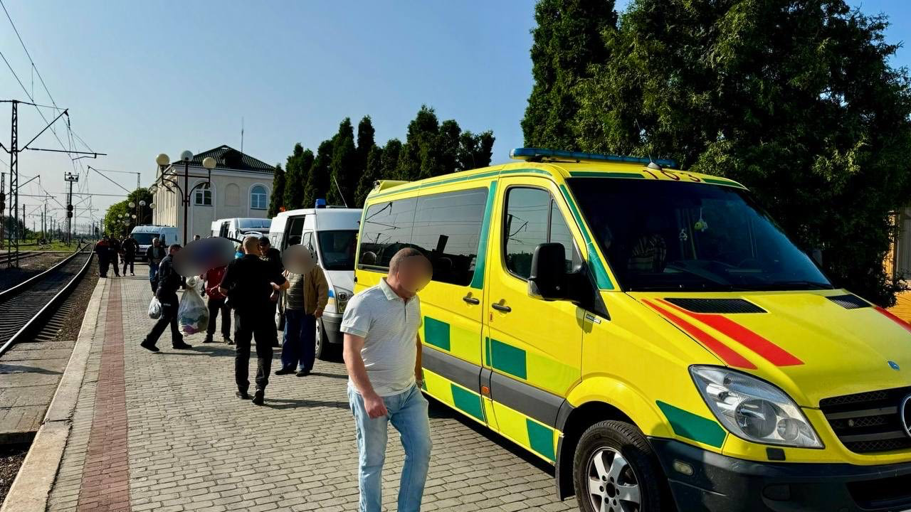 У пʼятницю 20 червня поліцейські Ковеля забезпечили безпечну зустріч евакуйованих жінок із Сумщини, які прибули потягом до Волині.