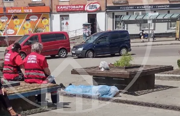 У Нововолинську на вулиці померла людина