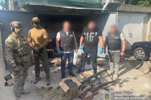 Одеситу, який збував зброю через інтернет, повідомили про підозру 