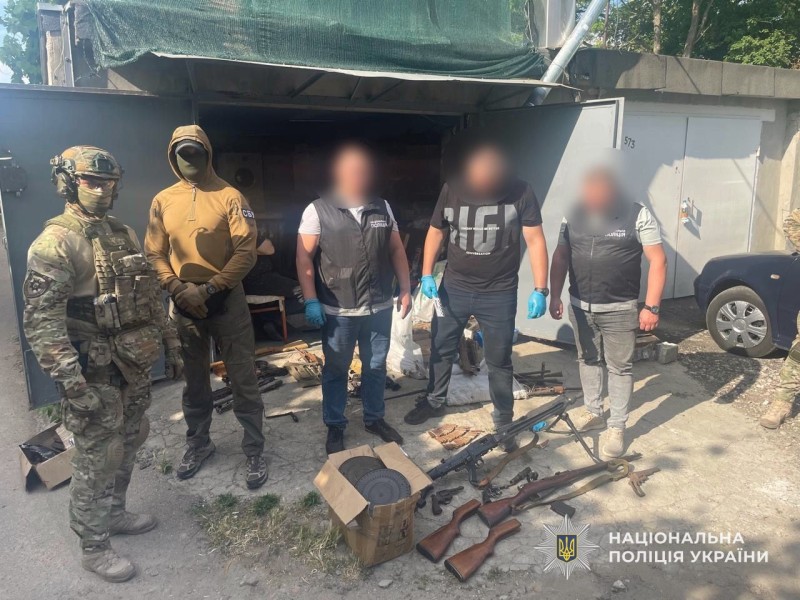 Одеситу, який збував зброю через інтернет, повідомили про підозру 