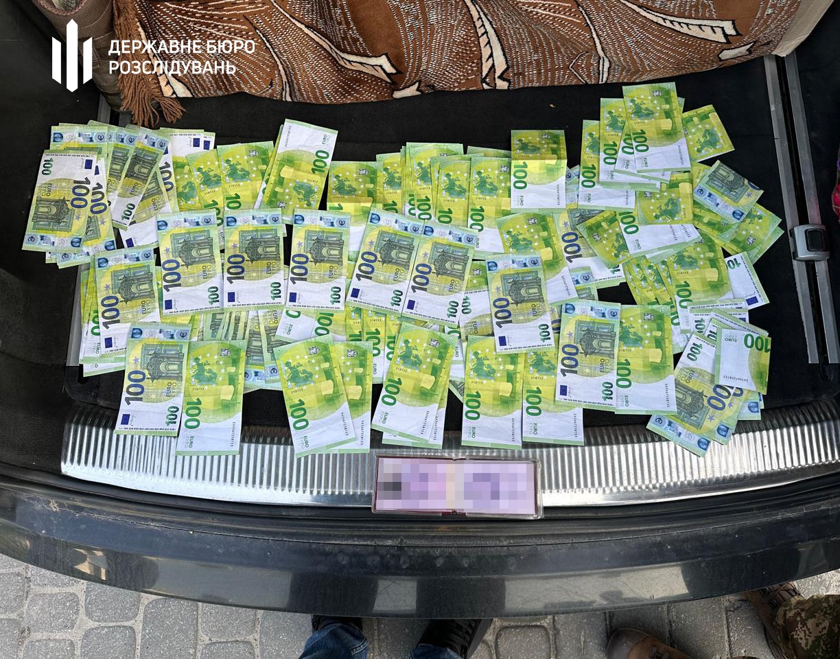 Підполковник брав хабарі з ухилянтів 15 тисяч євро