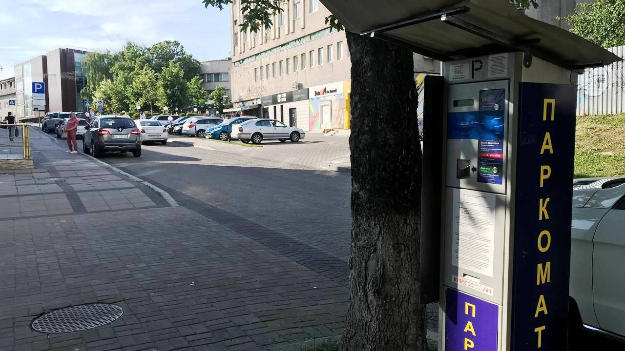 Встановлено нові тарифи для платного паркування на вулицях Кривий Вал та Карпенка-Карого 