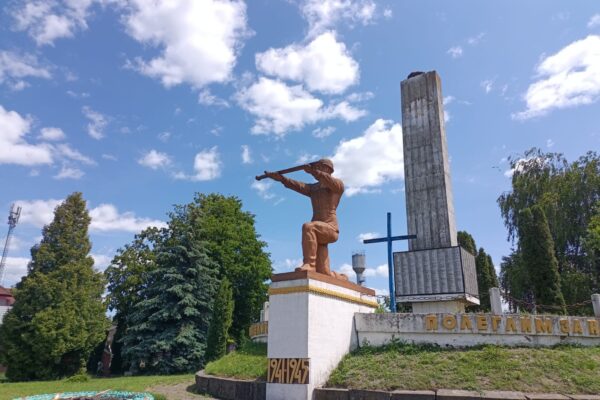 Турійськ пам'ятник червоним окупантам