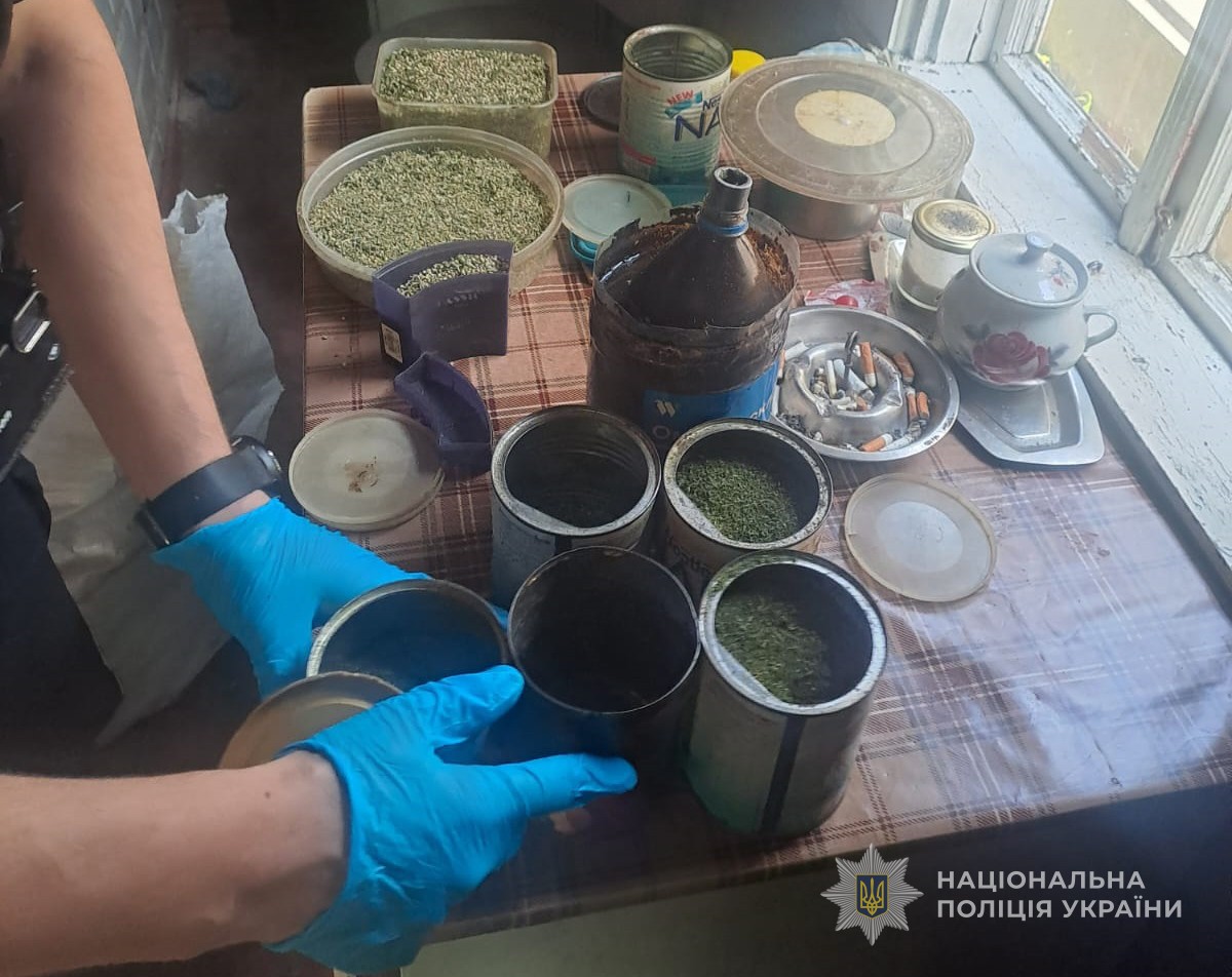 У жителя Ковеля вилучили майже кілограм канабісу та понад 200 рослин конопель 