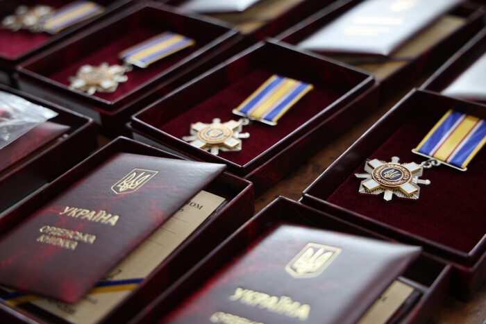 У Луцьку рідним загиблих захисників вручили їхні посмертні державні нагороди 