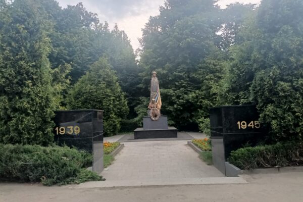 Луцк мікрорайон Теремно пам'ятник радянським солдатам