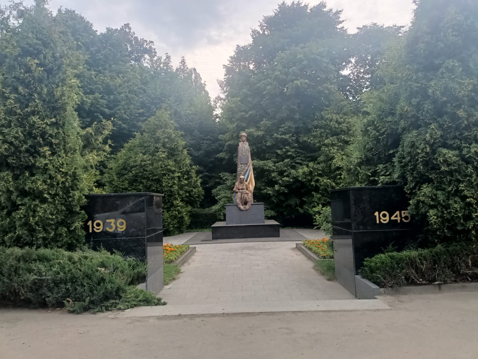 Луцк мікрорайон Теремно пам'ятник радянським солдатам