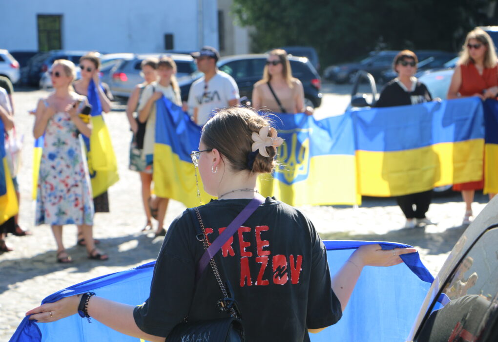 Лучани на Замковій площі зустрічають звільнених з полону військових 14-ї бригади. У натовпі — родичі зниклих безвісти, з українськими прапорами, сльозами й хлібом на рушнику.