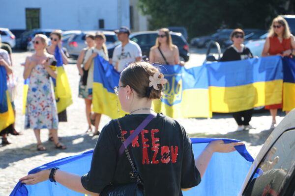 Лучани на Замковій площі зустрічають звільнених з полону військових 14-ї бригади. У натовпі — родичі зниклих безвісти, з українськими прапорами, сльозами й хлібом на рушнику.