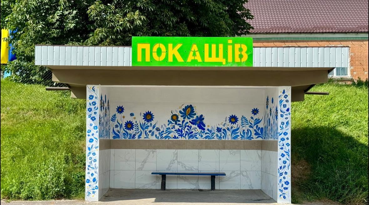 У селі на Волині на зупинці замайоріли синьо-жовті квіти 