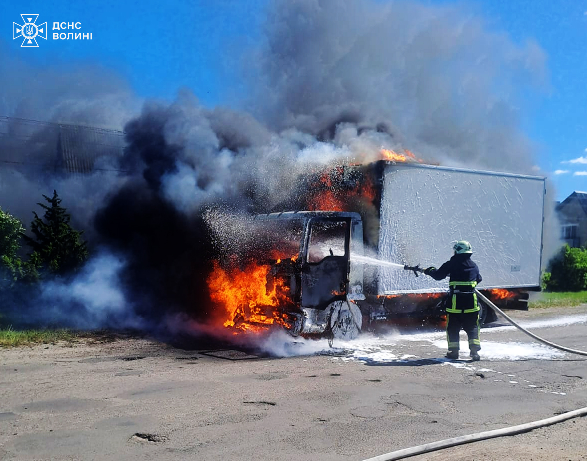 На Волині під час руху загорілася вантажівка 