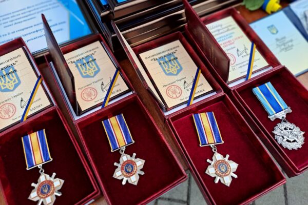 У Ковелі рідним загиблих воїнів вручили їхні посмертні нагороди У Ковелі рідним загиблих воїнів вручили їхні посмертні нагороди