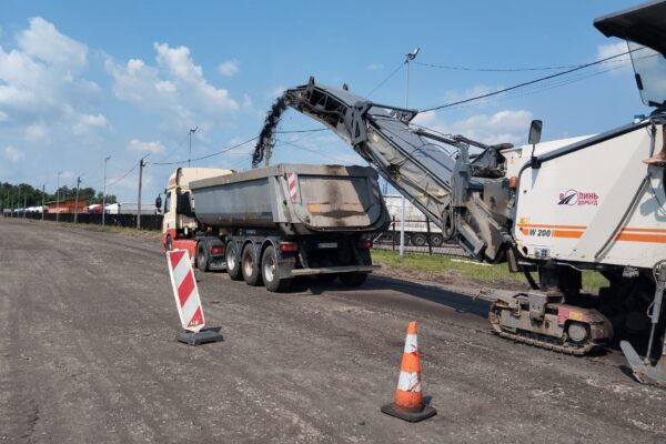 На Волині ремонтують міжнародну автодорогу М-07 На Волині ремонтують міжнародну автодорогу М-07