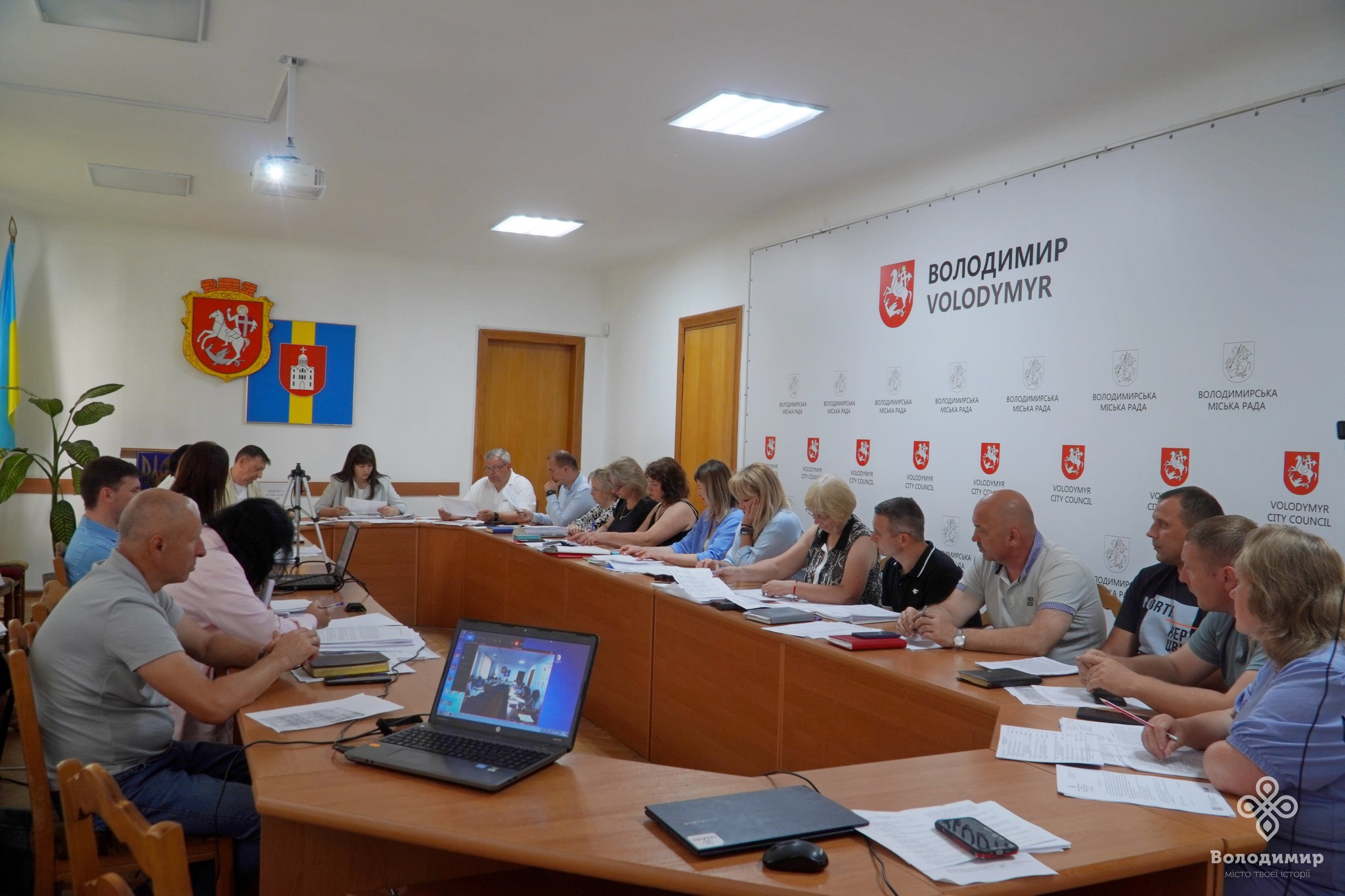 засідання бюджетної комісії Володимирської міської ради, де обговорювали зміни до бюджету громади на 2025 рік.