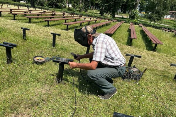 У парку Нововолинська до ювілею встановили 60 нових лавок 