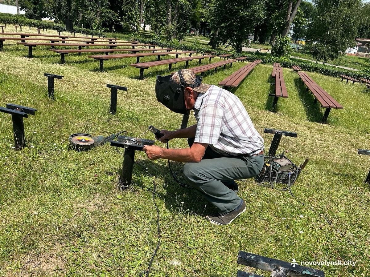 У парку Нововолинська до ювілею встановили 60 нових лавок 