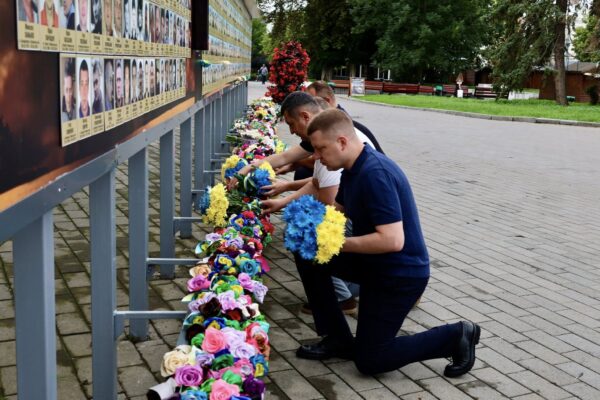 У Луцьку вшанували пам’ять тих, хто загинув у російському полоні У Луцьку вшанували пам'ять тих, хто загинув у російському полоні