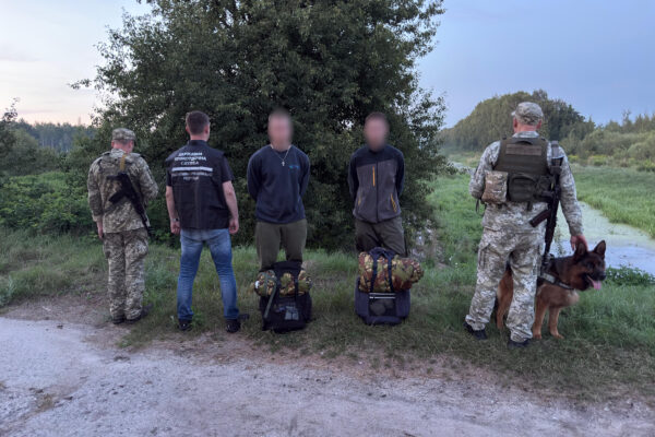 На Волині прикордонники затримали двох молодиків, які намагалися незаконно перетнути кордон На Волині прикордонники затримали двох молодиків, які намагалися незаконно перетнути кордон
