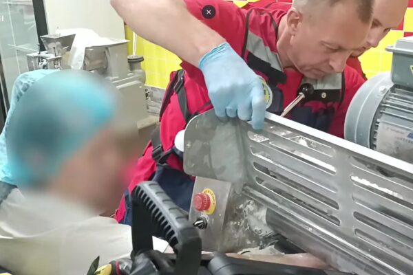 У Луцьку рятувальники визволили руку жінки з тісторозкатувальної машинки 