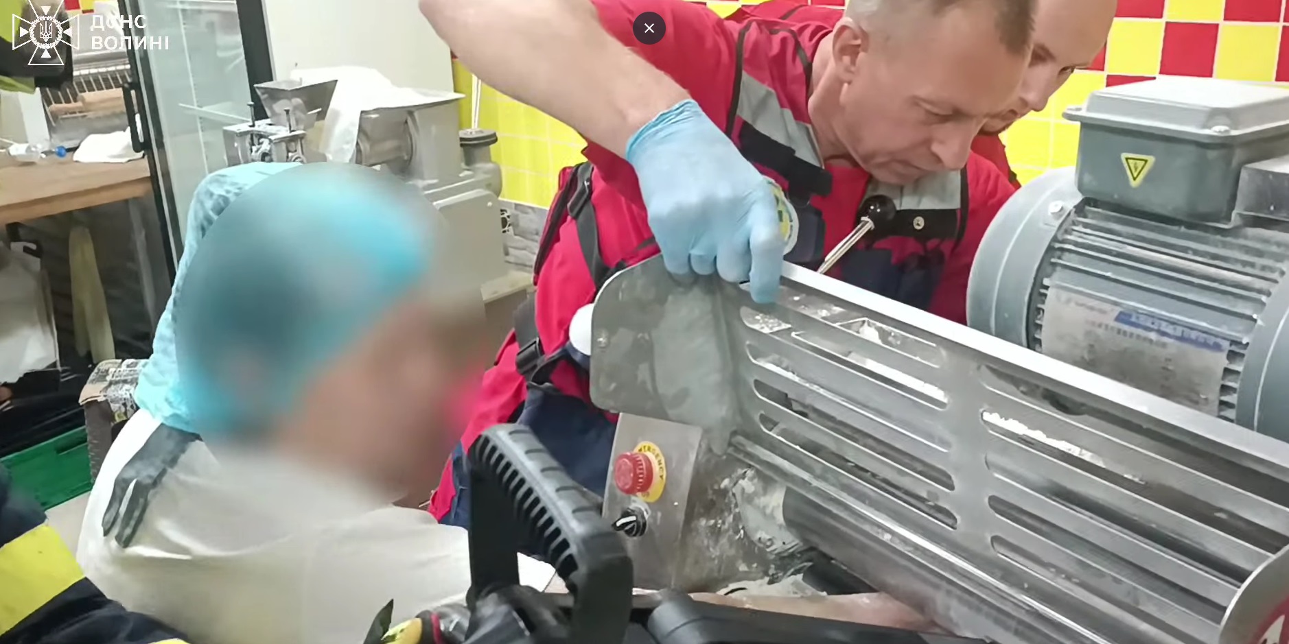У Луцьку рятувальники визволили руку жінки з тісторозкатувальної машинки 