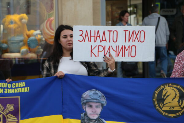 “Занадто тихо кричимо”: у Луцьку пройшла акція на підтримку полонених Плакат із написом «Занадто тихо кричимо» в руках учасника акції біля ЦУМу в Луцьку — мовчазний крик про полонених.