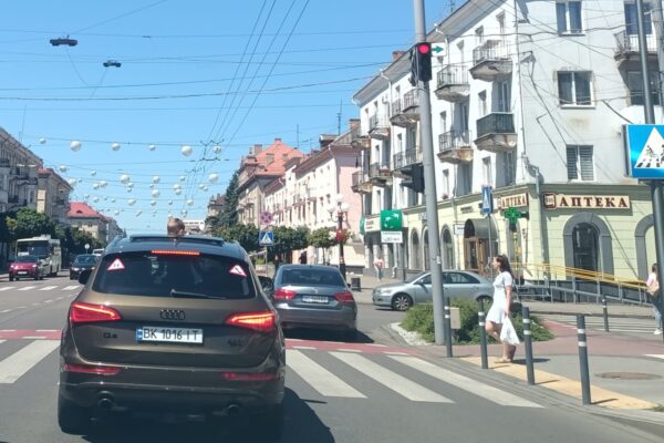 Дитина в автомобілі з відкритим люком Луцьк