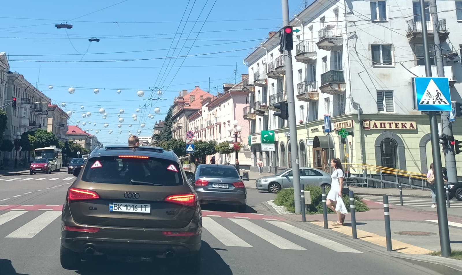 Дитина в автомобілі з відкритим люком Луцьк