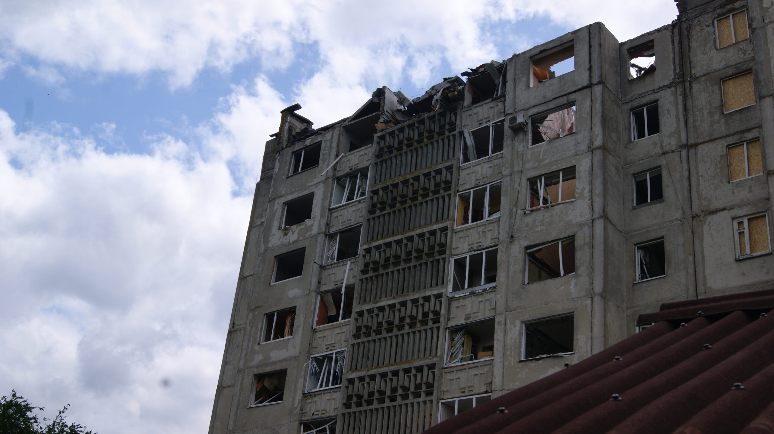 У Луцьку демонтують один із під'їздів будинку, що постраждав від ворожої атаки 