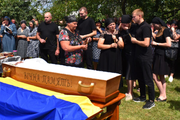 На Любешівщині попрощалися з героєм Валерієм Басом У четвер, 24 липня, на Волині провели в останню земну дорогу полеглого воїна Валерія Баса.