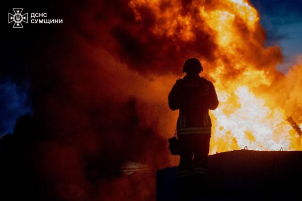 Вогонь та дим після ракетного обстрілу на Сумщині в Україні, ніч 19 липня 2025 року.