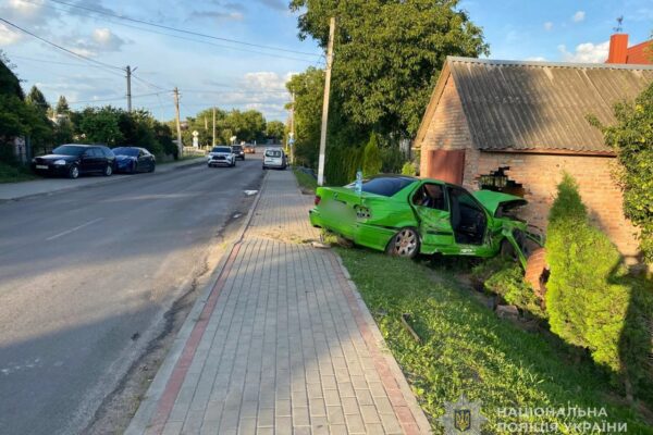 Біля Луцька BMW влетіло в будинок: водій був п'яним 