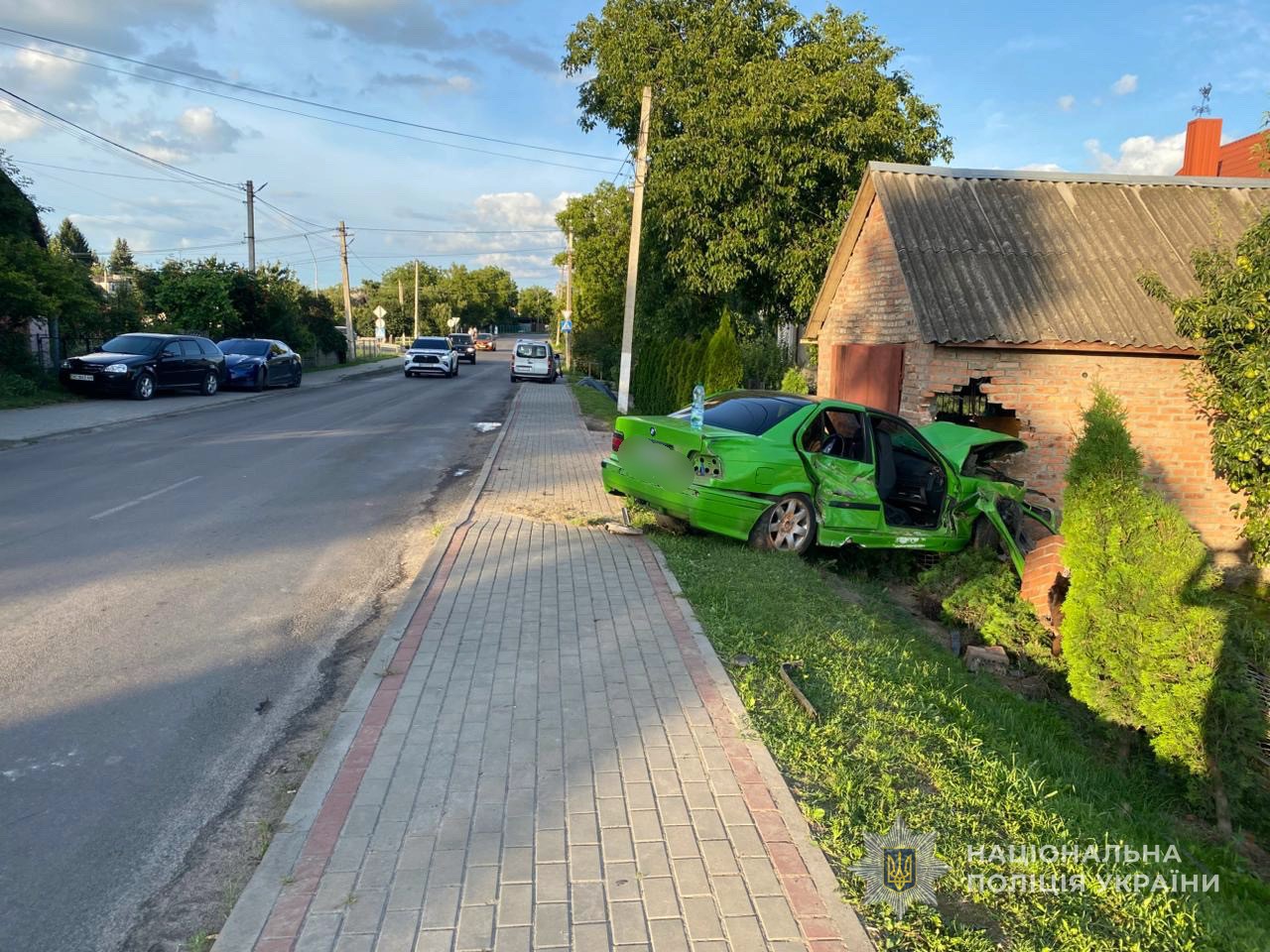 Біля Луцька BMW влетіло в будинок: водій був п'яним 