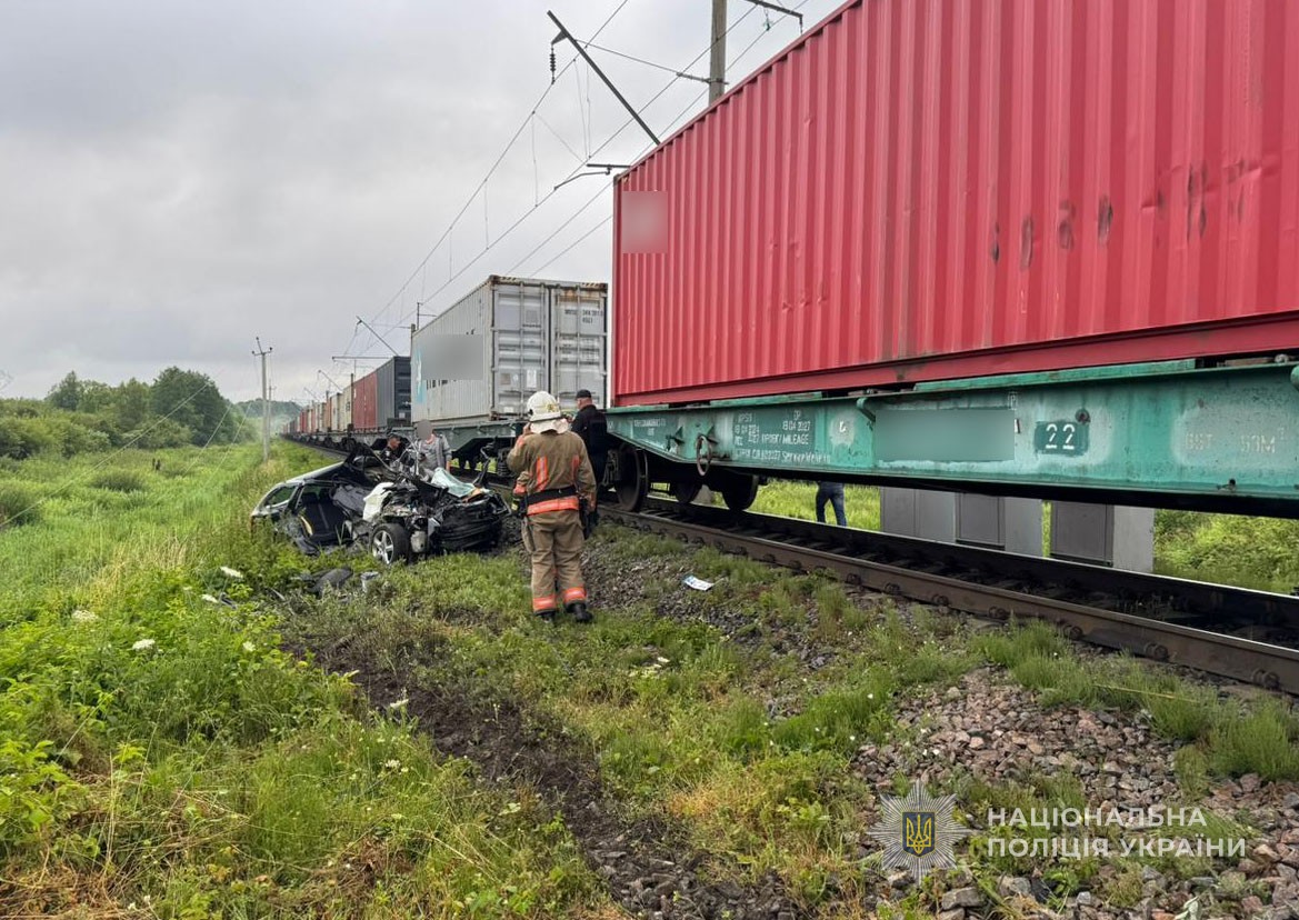 На Волині вантажний потяг збив легковик: загинув 19-річний хлопець  