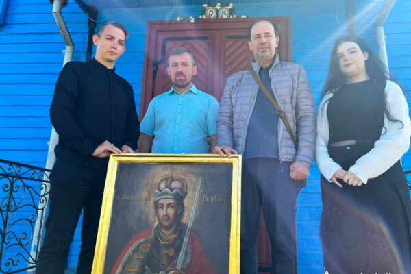 У селі на Волині під іконою з російським святим знайшли зображення Богородиці У селі на Волині під іконою з російським святим знайшли зображення Богородиці