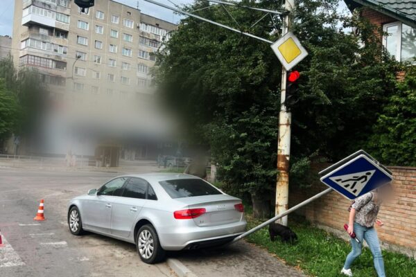 У Луцьку водійка здійснила наїзд на дорожній знак 