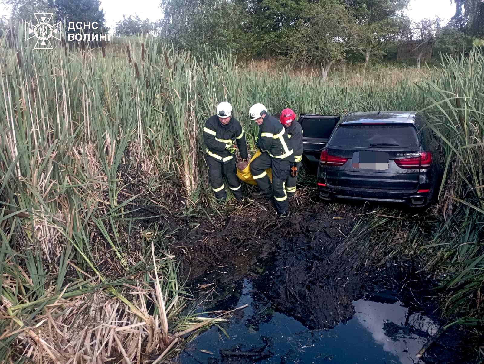 Водію стало погано за кермом: автомобіль заїхав у болото 