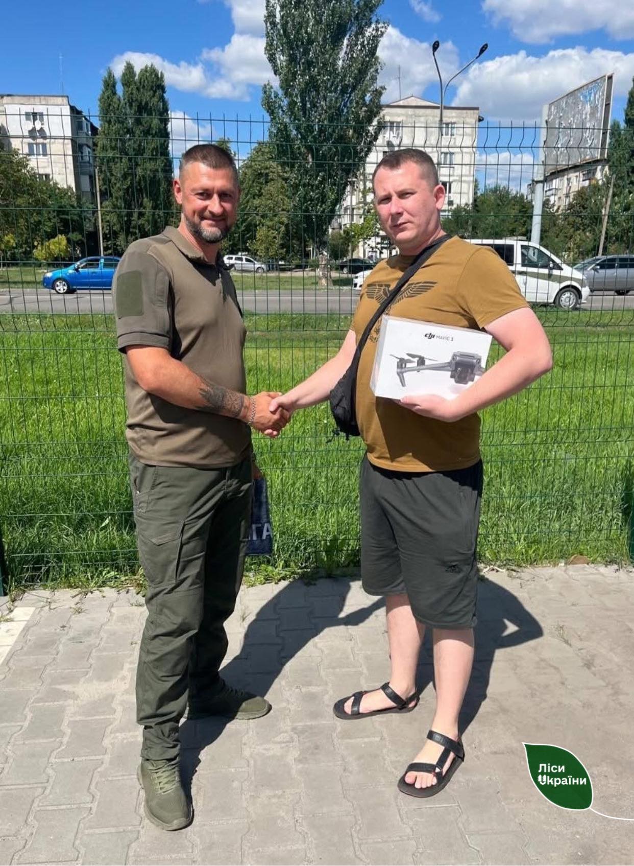Лісівники передали військовим квадрокоптер для пошуку загиблих та поранених 
