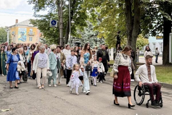 До Дня Незалежності у Нововолинську відбулася традиційна хода у вишиванках 