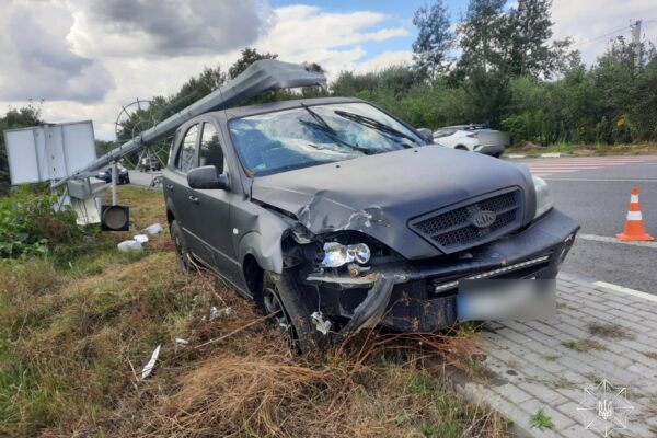 У Луцьку авто влетіло в електроопору 