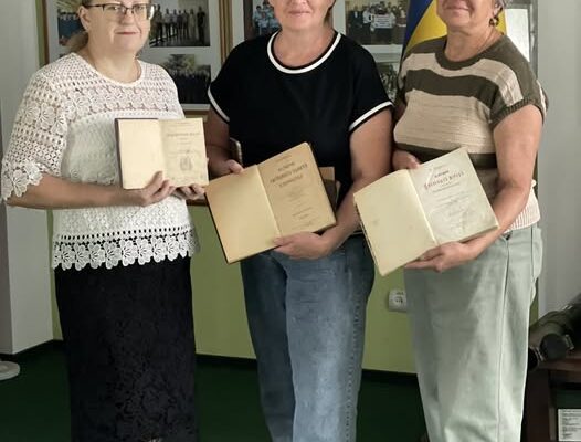 Волинські митники передали вилучені книги до Музею книги і друкарства України 