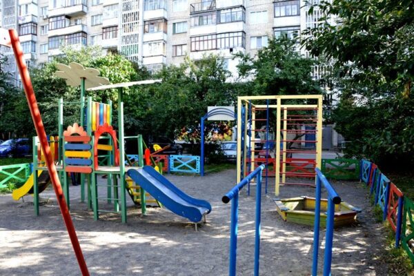 У Луцьку триває ремонт обладнання на дитячих майданчиках У Луцьку триває ремонт обладнання на дитячих майданчиках