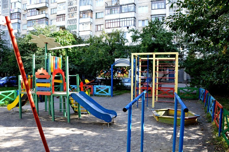 У Луцьку триває ремонт обладнання на дитячих майданчиках 