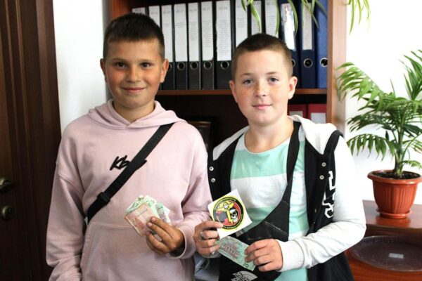 Юні рожищани влаштували акцію на підтримку ЗСУ Юні рожищани влаштували акцію на підтримку ЗСУ
