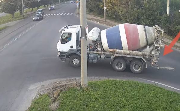 У Луцьку водій забруднив дорогу бетоном: його змусили все прибрати