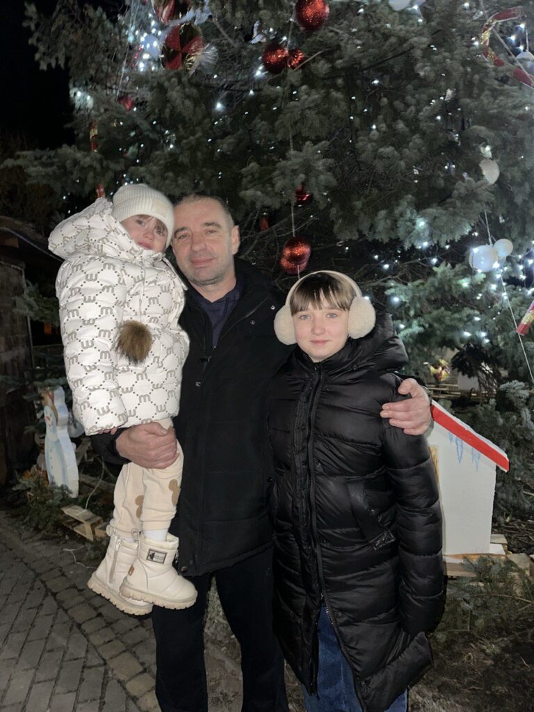 Віталій Басалка з доньками вдома