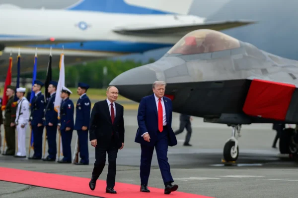 Глава рф володимир путін та президент США Дональд Трамп під час зустрічі на Алясці, 15 серпня 2025 року. Висунув вимоги для завершення війни