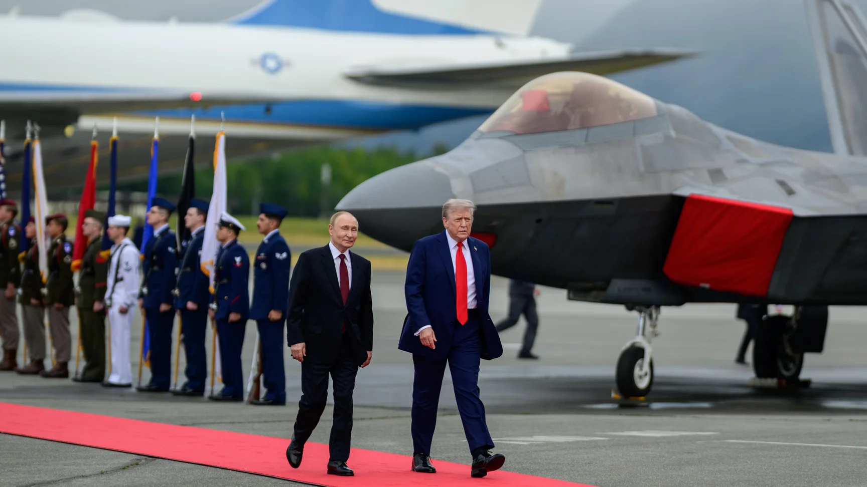 Глава рф володимир путін та президент США Дональд Трамп під час зустрічі на Алясці, 15 серпня 2025 року. Висунув вимоги для завершення війни