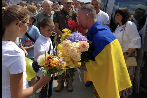 У Старій Виживці зустріли звільненого з полону воїна Андрія Тарасюка