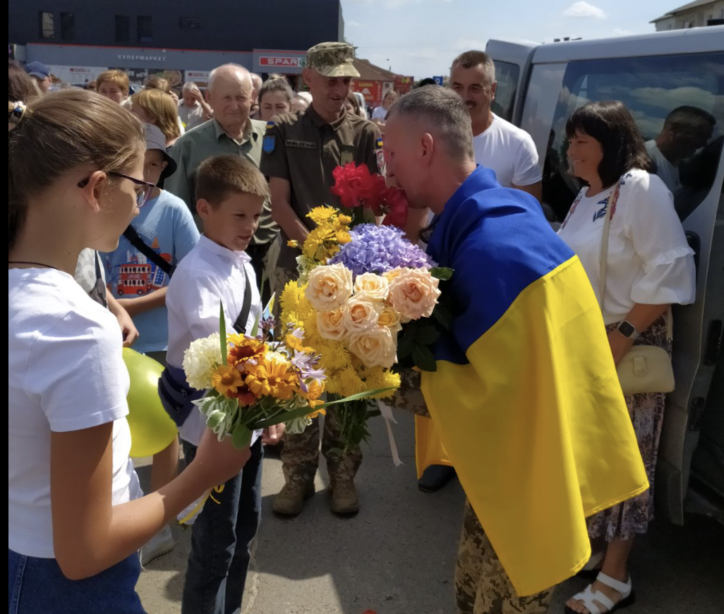 У Старій Виживці зустріли звільненого з полону воїна Андрія Тарасюка
